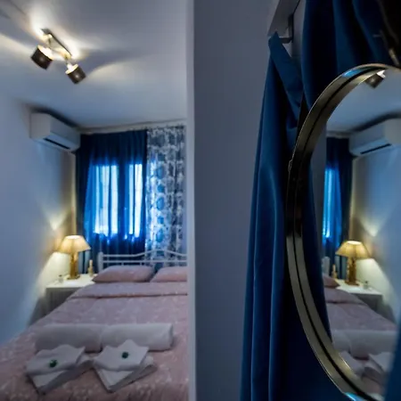 Newly Renovated In Centre 100mbps Apartment *